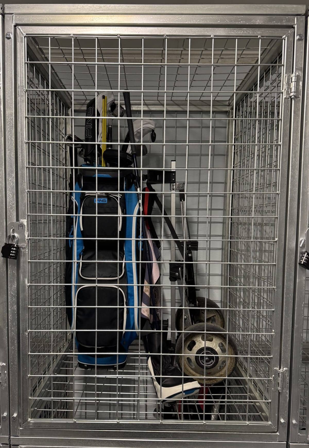 Bagskap med golfbag og tralle, med kodelås
