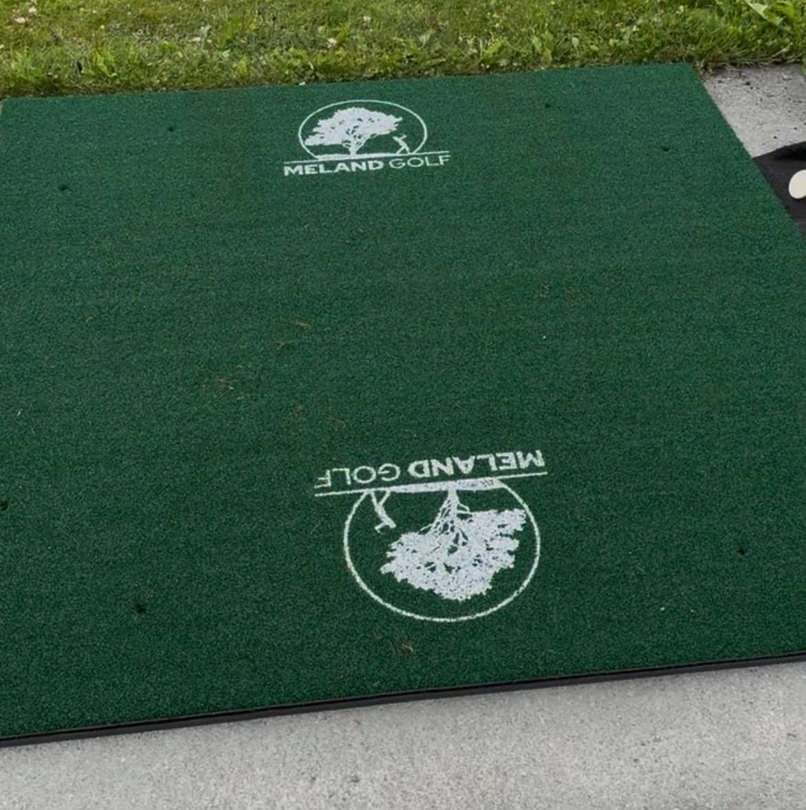 Rangematte med Meland Golf-logo sett ovenfra